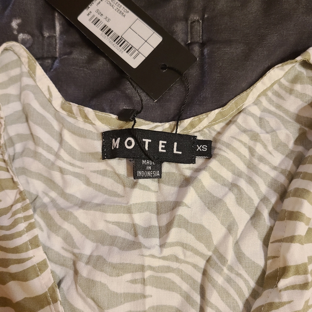 NWT Motel Raeless Zebra Crop - Picture 2 of 3